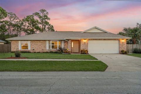 House in Deltona, Florida 4 bedrooms, 197.14 sq.m. № 1894651 - photo 1