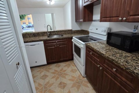 Купить кондоминиум в Майами, Флорида 3 спальни, 108.23м2, № 2168168 - фото 15
