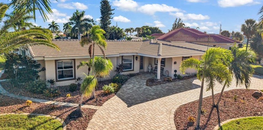 House in Punta Gorda, Florida 3 bedrooms, 186.27 sq.m. № 2431069