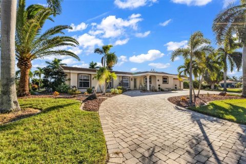 House in Punta Gorda, Florida 3 bedrooms, 186.27 sq.m. № 2431069 - photo 5