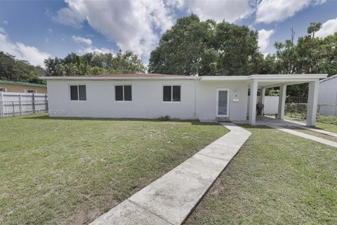 Villa ou maison à vendre à North Miami, Floride: 3 chambres, 96.15 m2 № 2065033 - photo 3