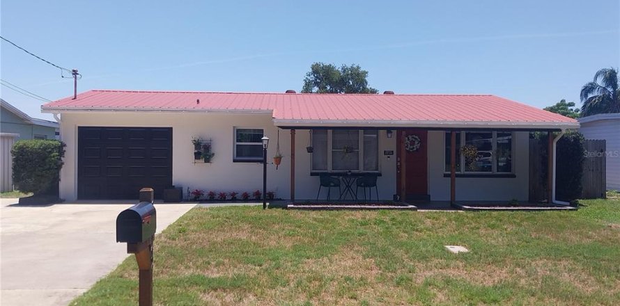 House in Largo, Florida 3 bedrooms, 118.45 sq.m. № 1747101