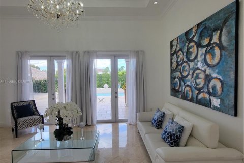 House in Miami, Florida 5 bedrooms, 321.91 sq.m. № 1333271 - photo 6