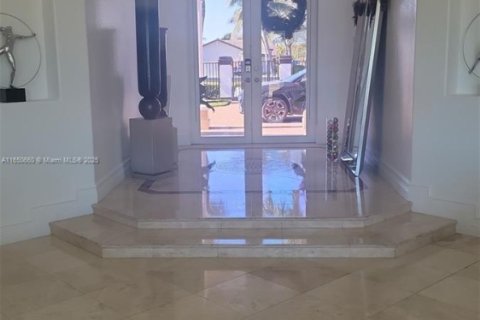 House in Miami, Florida 5 bedrooms, 321.91 sq.m. № 1333271 - photo 7