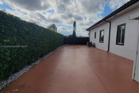 House in Miami, Florida 5 bedrooms, 321.91 sq.m. № 1333271 - photo 20