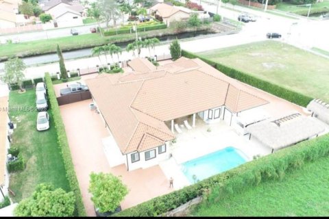 House in Miami, Florida 5 bedrooms, 321.91 sq.m. № 1333271 - photo 3