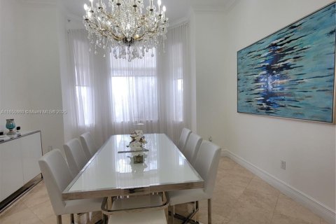House in Miami, Florida 5 bedrooms, 321.91 sq.m. № 1333271 - photo 9