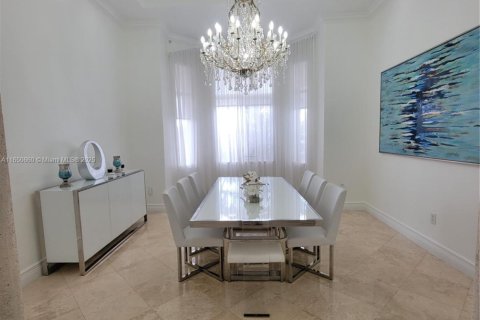 House in Miami, Florida 5 bedrooms, 321.91 sq.m. № 1333271 - photo 12
