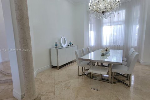 House in Miami, Florida 5 bedrooms, 321.91 sq.m. № 1333271 - photo 10