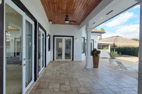 House in Miami, Florida 5 bedrooms, 321.91 sq.m. № 1333271 - photo 27