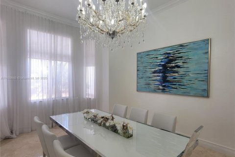 House in Miami, Florida 5 bedrooms, 321.91 sq.m. № 1333271 - photo 4