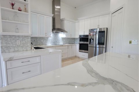 House in Miami, Florida 5 bedrooms, 321.91 sq.m. № 1333271 - photo 29