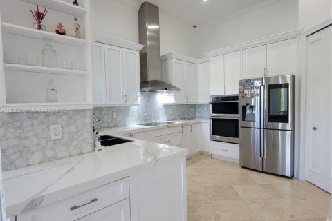 House in Miami, Florida 5 bedrooms, 321.91 sq.m. № 1333271 - photo 30
