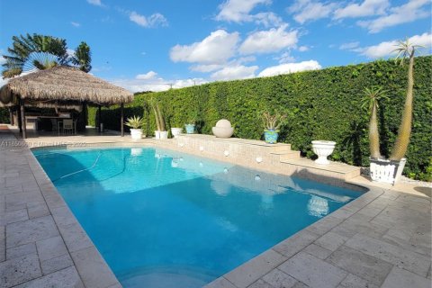 House in Miami, Florida 5 bedrooms, 321.91 sq.m. № 1333271 - photo 26