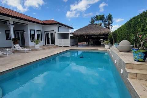 House in Miami, Florida 5 bedrooms, 321.91 sq.m. № 1333271 - photo 17