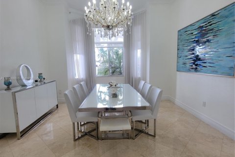 House in Miami, Florida 5 bedrooms, 321.91 sq.m. № 1333271 - photo 14