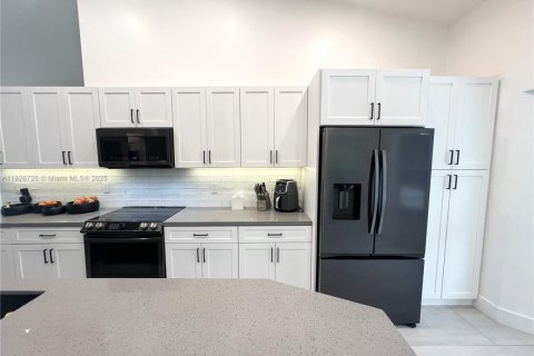 House in Davie, Florida 4 bedrooms, 204.11 sq.m. № 1797067 - photo 9