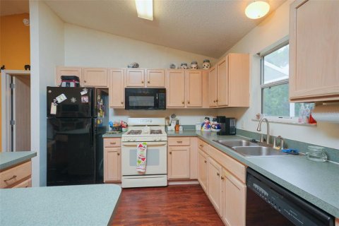 House in The Villages, Florida 3 bedrooms, 129.32 sq.m. № 2105363 - photo 12
