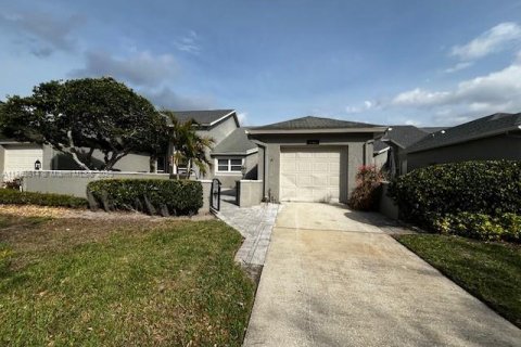 House in Palm Harbor, Florida 2 bedrooms, 102.19 sq.m. № 1868273 - photo 1