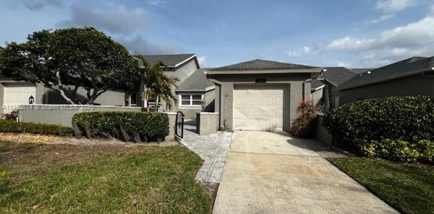 House in Palm Harbor, Florida 2 bedrooms, 102.19 sq.m. № 1868273