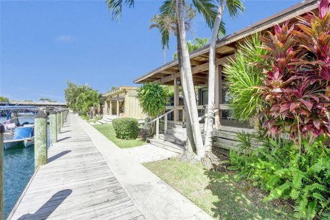 House in Hallandale Beach, Florida 3 bedrooms, 156.08 sq.m. № 2057392 - photo 17