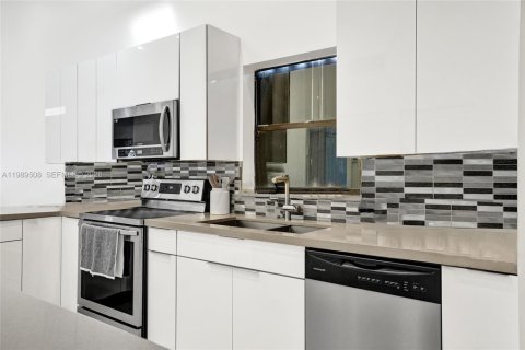 House in Hallandale Beach, Florida 3 bedrooms, 156.08 sq.m. № 2057392 - photo 9