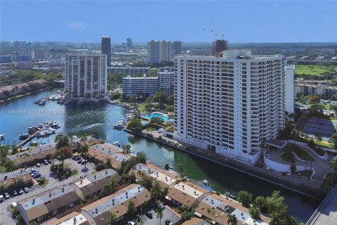 House in Hallandale Beach, Florida 3 bedrooms, 156.08 sq.m. № 2057392 - photo 27