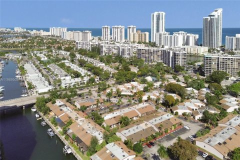 House in Hallandale Beach, Florida 3 bedrooms, 156.08 sq.m. № 2057392 - photo 24