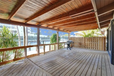 House in Hallandale Beach, Florida 3 bedrooms, 156.08 sq.m. № 2057392 - photo 15