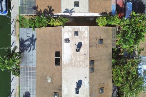 House in Hallandale Beach, Florida 3 bedrooms, 156.08 sq.m. № 2057392 - photo 12