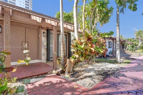 House in Hallandale Beach, Florida 3 bedrooms, 156.08 sq.m. № 2057392 - photo 7