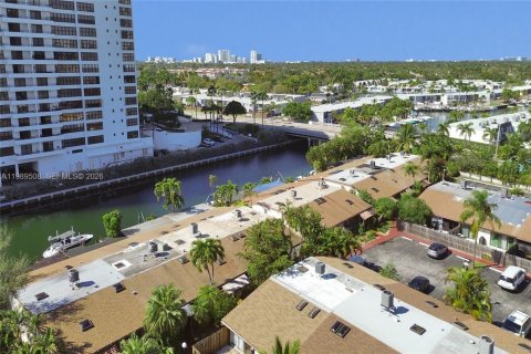 House in Hallandale Beach, Florida 3 bedrooms, 156.08 sq.m. № 2057392 - photo 22