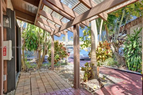 House in Hallandale Beach, Florida 3 bedrooms, 156.08 sq.m. № 2057392 - photo 13