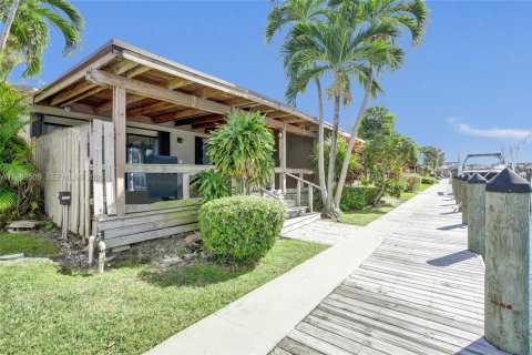 House in Hallandale Beach, Florida 3 bedrooms, 156.08 sq.m. № 2057392 - photo 16