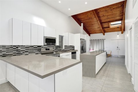 House in Hallandale Beach, Florida 3 bedrooms, 156.08 sq.m. № 2057392 - photo 2