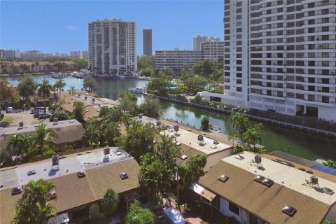 House in Hallandale Beach, Florida 3 bedrooms, 156.08 sq.m. № 2057392 - photo 21