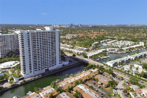 House in Hallandale Beach, Florida 3 bedrooms, 156.08 sq.m. № 2057392 - photo 29