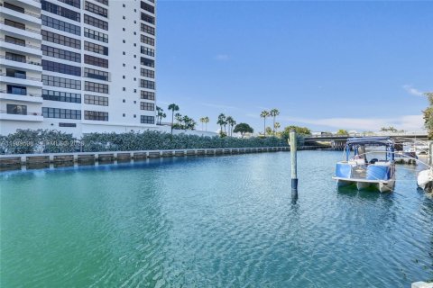 House in Hallandale Beach, Florida 3 bedrooms, 156.08 sq.m. № 2057392 - photo 19