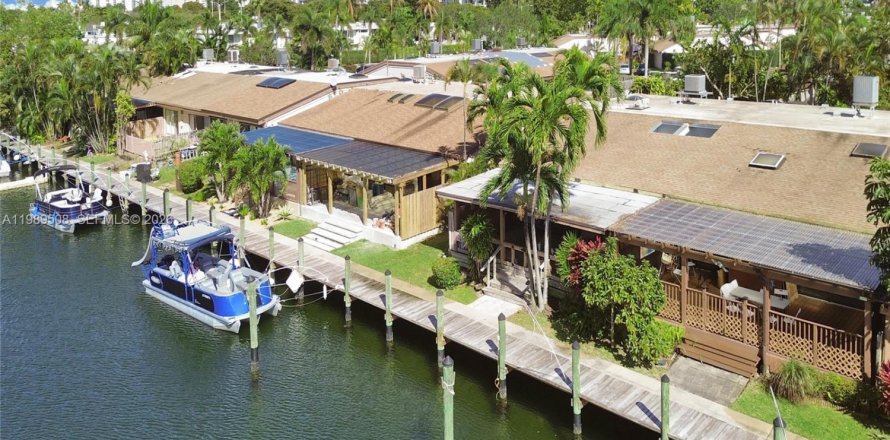 House in Hallandale Beach, Florida 3 bedrooms, 156.08 sq.m. № 2057392