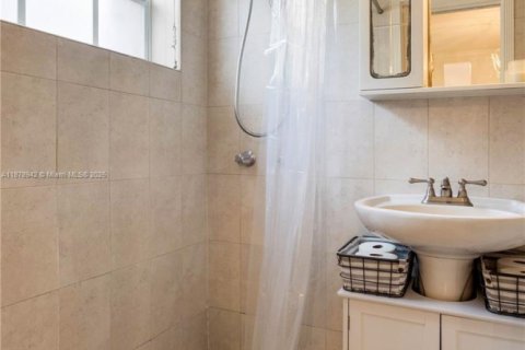 Condo in Miami Beach, Florida, 1 bedroom  № 1896216 - photo 13