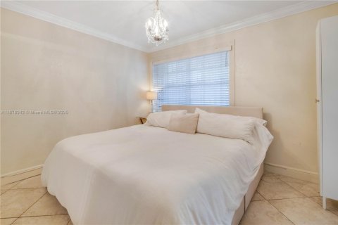 Condo in Miami Beach, Florida, 1 bedroom  № 1896216 - photo 11