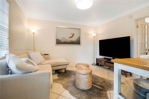 Condo in Miami Beach, Florida, 1 bedroom  № 1896216 - photo 1