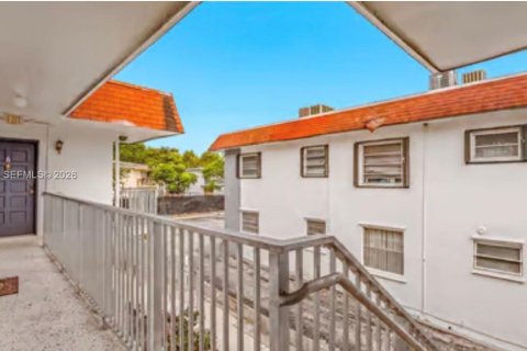 Propiedad comercial en venta en Miami, Florida № 2000844 - foto 9