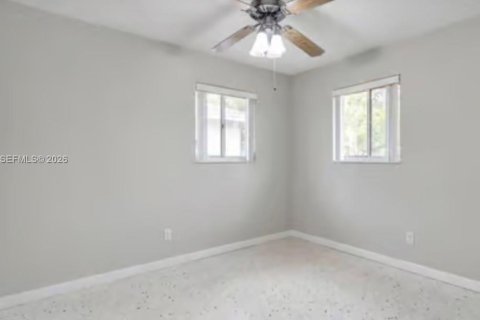 Propiedad comercial en venta en Miami, Florida № 2000844 - foto 14