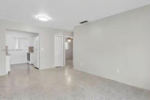 Propiedad comercial en venta en Miami, Florida № 2000844 - foto 11