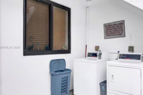 Propiedad comercial en venta en Miami, Florida № 2000844 - foto 7