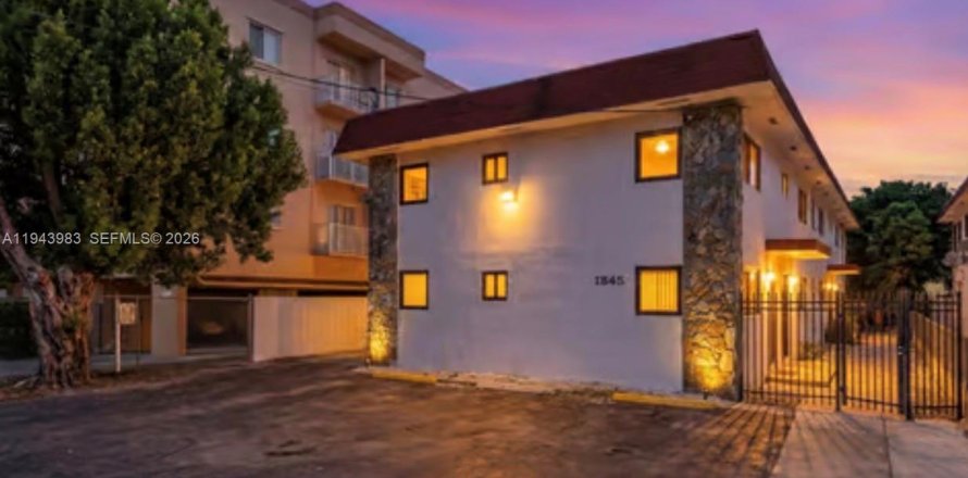 Propiedad comercial en Miami, Florida № 2000844