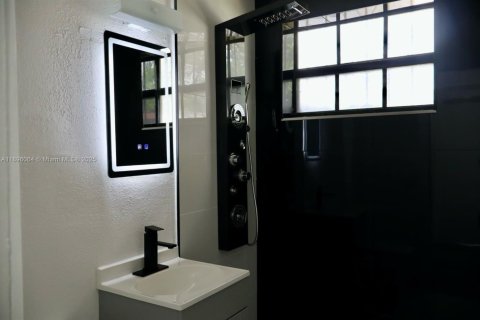 House in Opa-locka, Florida 2 bedrooms, 86.31 sq.m. № 1950304 - photo 7