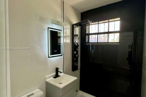 House in Opa-locka, Florida 2 bedrooms, 86.31 sq.m. № 1950304 - photo 6
