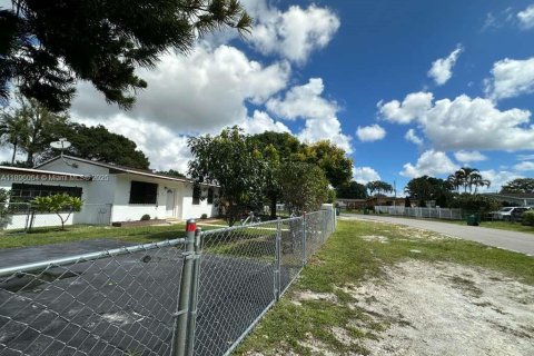 House in Opa-locka, Florida 2 bedrooms, 86.31 sq.m. № 1950304 - photo 3